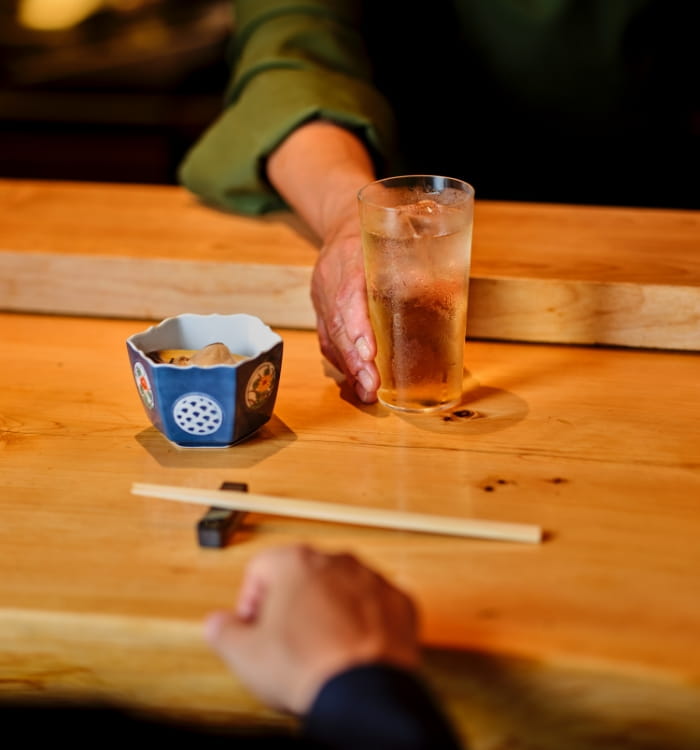 カウンターで提供されるハイボール