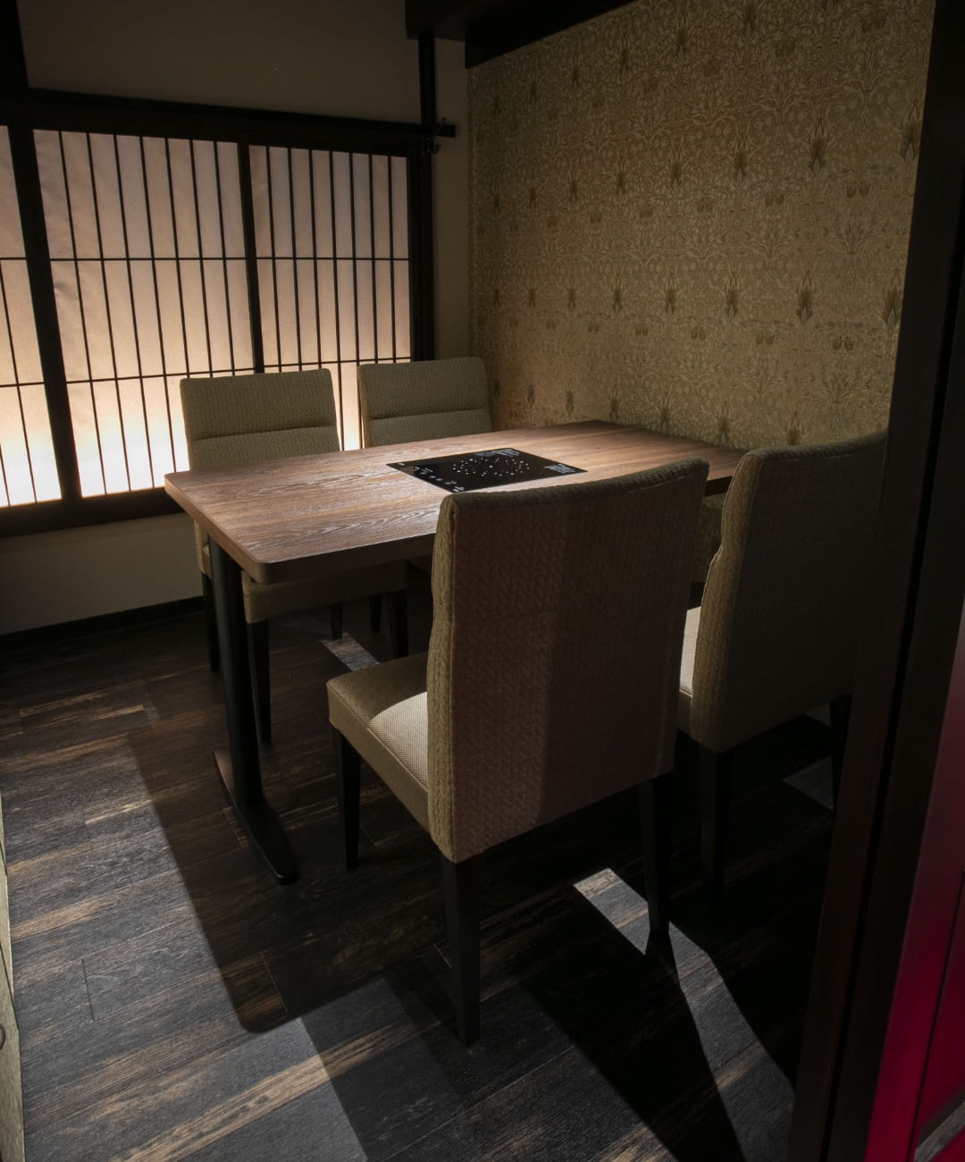 テーブル個室 木の間